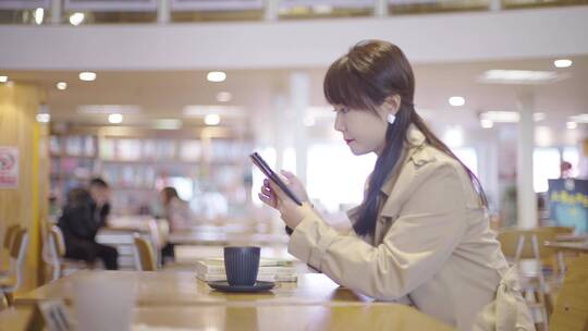 4K都市女性休闲喝咖啡看手机-美女使用手机