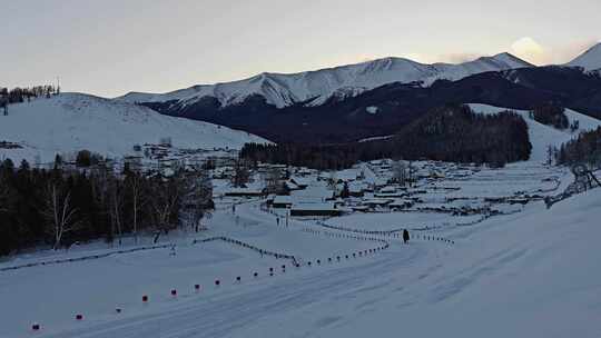 牧民骑马走在新疆白哈巴村的雪地上