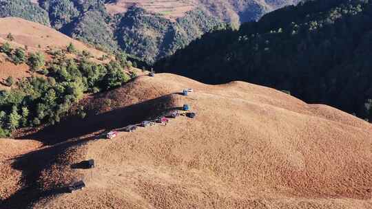 汽车行驶在大山里