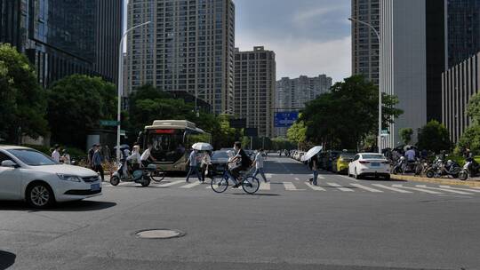 城市街头路口车辆