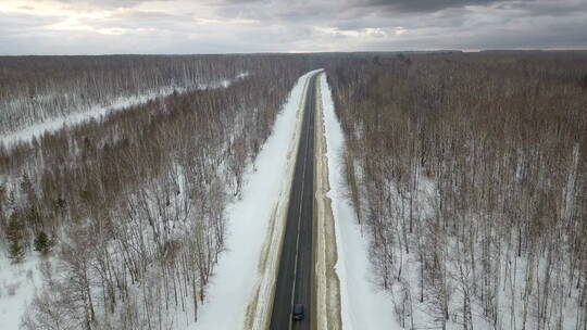 航拍暴风雪后的道路