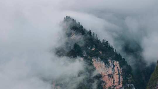 山谷里的云雾天气