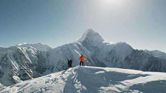 登山攀登雪山航拍