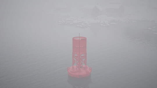 挪威海上漂浮的红色金属浮标