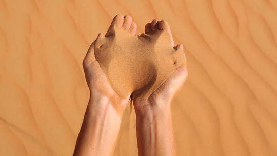 沙粒从手中流过