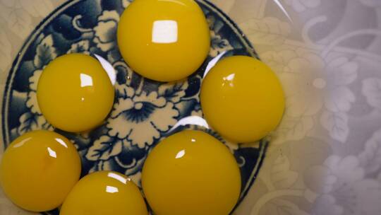 鹌鹑蛋磕鹌鹑蛋蛋黄打蛋液