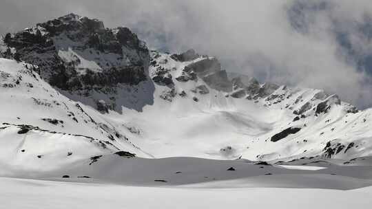 南美洲安第斯山脉的高海拔岩石雪峰