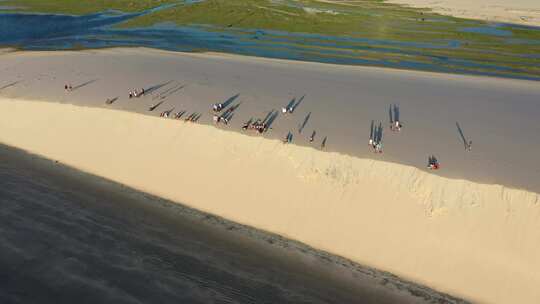 Jericoacoara Ceara巴西。风景优美的沙丘和绿松石雨水湖