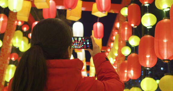 春节元宵节过年长廊灯笼游客拍照打卡
