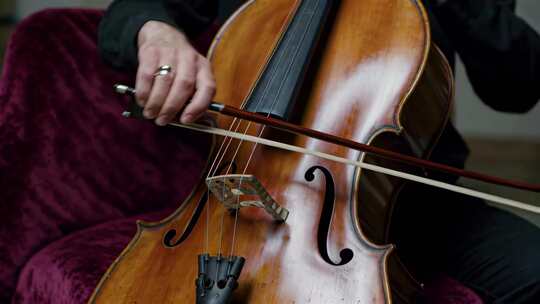 人物演奏大提琴特写