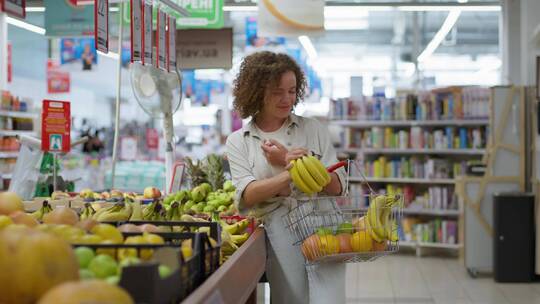 女孩在超市购买水果