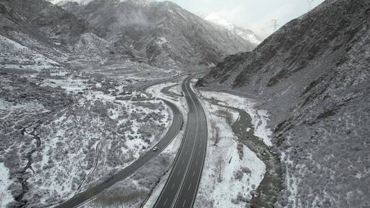 青海玉树共玉高速雪山村庄自然风光