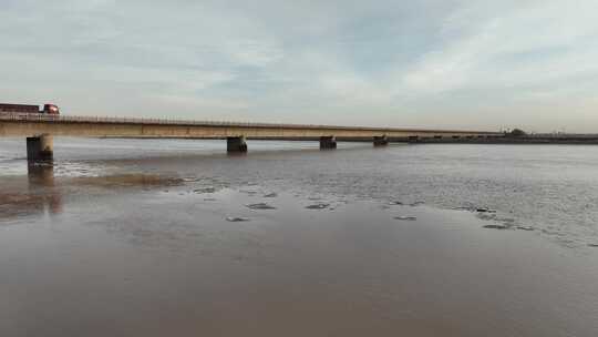 黄河大桥公路大桥黄河凌汛流凌