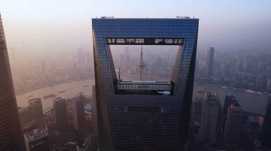 航拍穿越上海环球金融中心