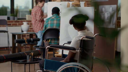 参加艺术课项目的非裔美国残疾妇女视频素材模板下载