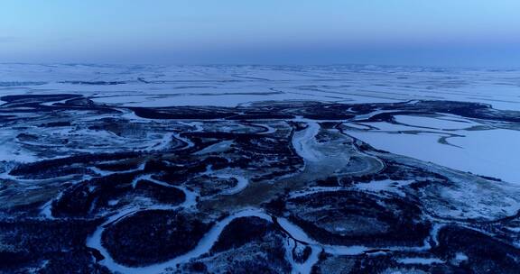 航拍寒冬湿地河湾雪景