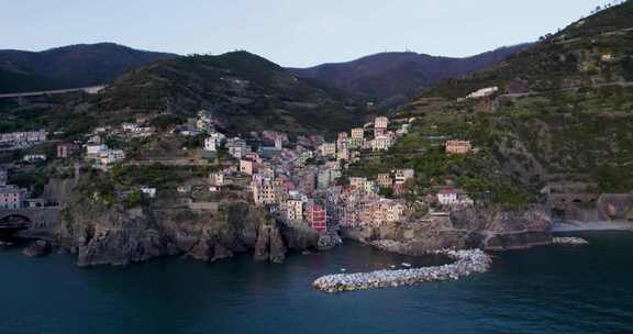意大利五渔村里欧马焦雷村鸟瞰图。山中小镇。