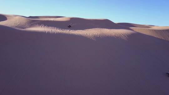 越野车在沙漠里行驶