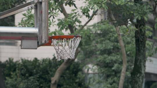 篮球在球篮上擦边而过视频素材模板下载