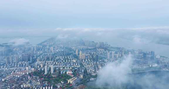 云雾下的江西省九江市春季城市景观航拍