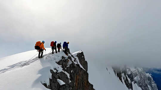 户外登山雪山登顶