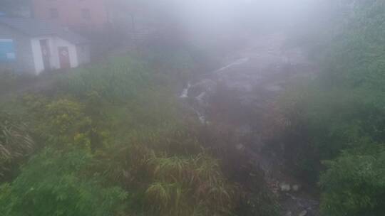 下雨天野外跑步