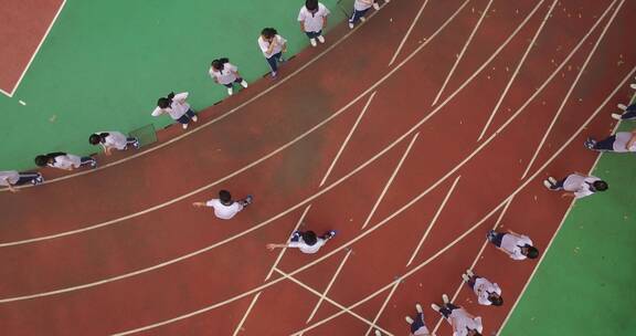 学生在学校跑步接力