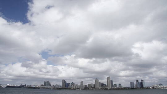 海滨天空的时间流逝