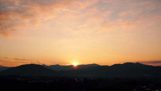 山峰日落延时黄昏夕阳山脉阳光森林夜幕降临