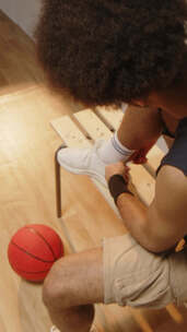 运动员在更衣室篮球鞋上系鞋带的垂直