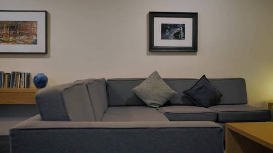 带灰色沙发的极简主义客房