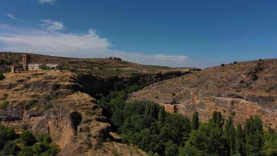 向后飞行——立即爬上石灰岩峡谷，峡谷中有