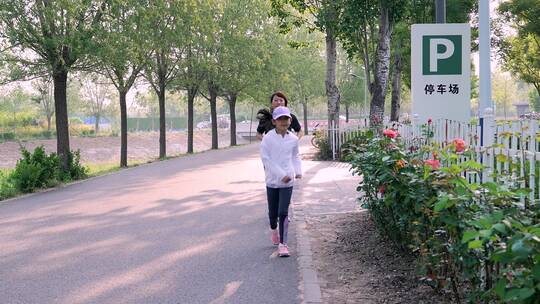 清晨跑步晨练的中国母女