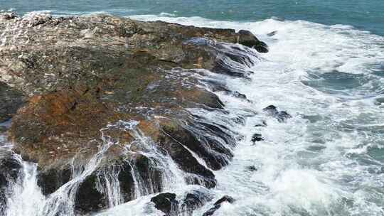 白鹤礁石海浪