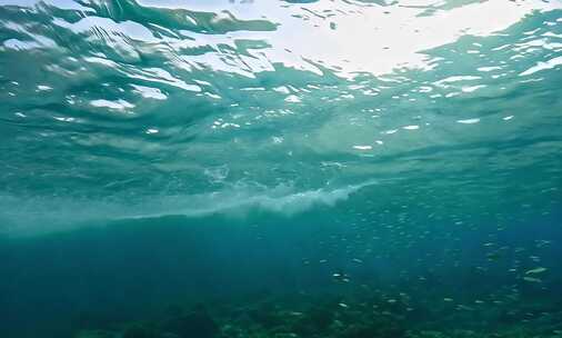 水下视角看水面水浪海浪翻滚