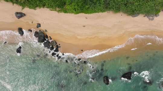 航拍海浪沙滩海岸线4k浪花拍打礁石