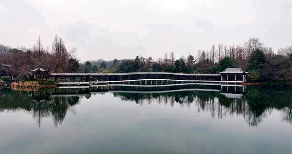 中国杭州西湖浴鹄湾霁虹桥雪景