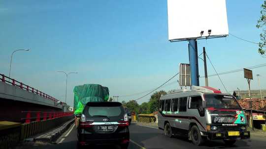 从移动车辆看高速公路上的交通