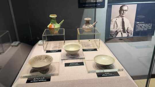 博物馆里展示的陶瓷青釉瓷器