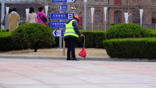 休闲滨海广场环卫清洁工人