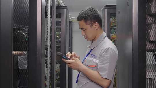 中国电信 网络工程师在测试网络信号 电信