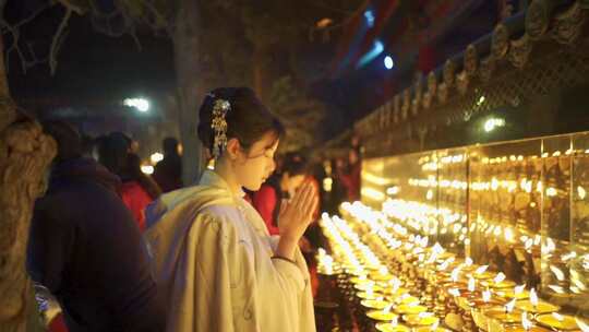 古风美女汉服寺庙少女祈福中国风香火祈祷