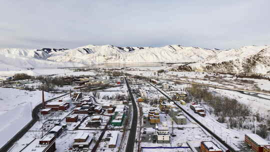 雪后山川间的村庄景象航拍