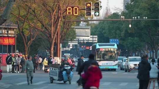 十字路口绿灯亮起交通顺畅的场景