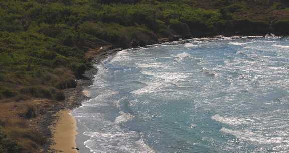 海浪拍打着海岸