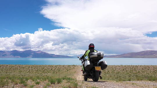 西藏阿里一错再措当惹雍错骑摩托车机车旅行