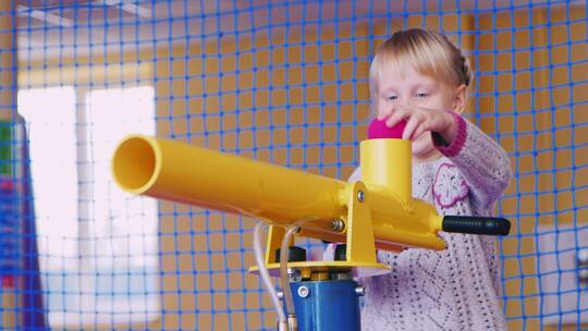 女孩玩玩具枪视频素材模板下载