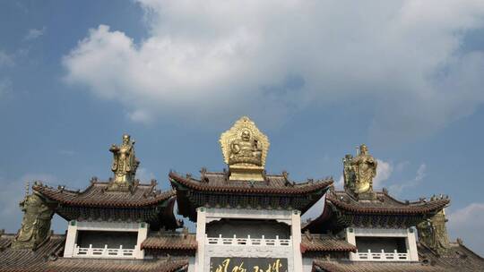 仰视石佛寺国际玉城大门佛像延时