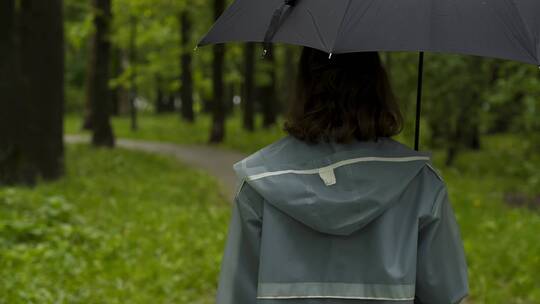 在雨天撑伞的女人