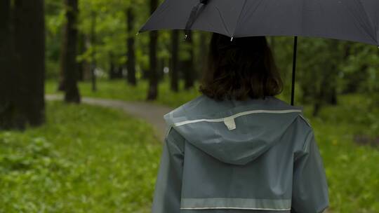 在雨天撑伞的女人视频素材模板下载